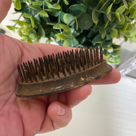 Vintage heavy Oval Cast Metal Spike Flower Frog Display 3 1/8" x 1 7/8" - Picture 2 of 6